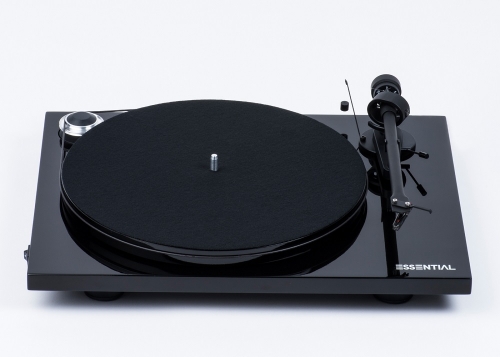 Pro-Ject Essential III skivspelare med OM10, pianosvart i gruppen Vinyl / Vinylspelare hos Ljudfokus.se (10203000040B)