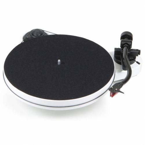 Pro-Ject RPM-1 Carbon vinylspelare med Ortofon 2M Red, pianovit i gruppen Vinyl / Vinylspelare hos Ljudfokus.se (10203000094W)