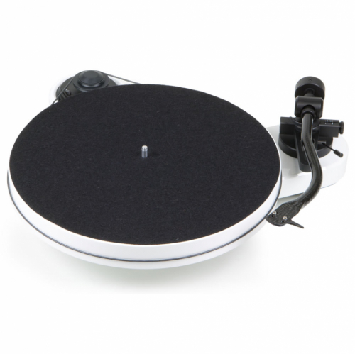 Pro-Ject RPM-1 Carbon vinylspelare, pianovit utan pickup i gruppen Vinyl / Vinylspelare hos Ljudfokus.se (10203000097W)