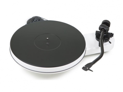 Pro-Ject RPM-3 Carbon vinylspelare, pianovit utan pickup i gruppen Mediaspelare / Vinylspelare hos Ljudfokus.se (10203000103W)