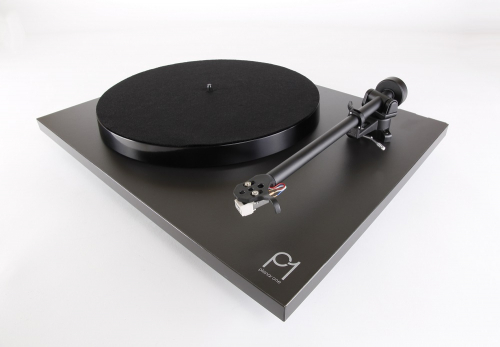 Rega Planar 1 Plus vinylspelare med Carbon MM-pickup & RIAA-steg, mattsvart i gruppen Vinyl / Vinylspelare hos Ljudfokus.se (291PLANAR1PLUSMB)