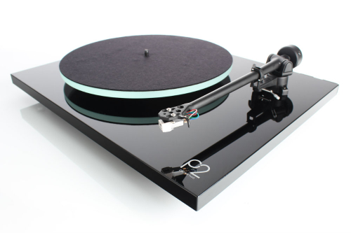 Rega Planar 2 vinylspelare med frmonterad Carbon MM-pickup, pianosvart i gruppen Vinyl / Vinylspelare hos Ljudfokus.se (291PLANAR2B)