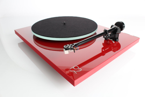 Rega Planar 2 vinylspelare med frmonterad Carbon MM-pickup, pianord i gruppen Vinyl / Vinylspelare hos Ljudfokus.se (291PLANAR2RED)