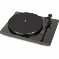 Pro-Ject Debut Carbon DC, pianosvart skivspelare med 2M Red