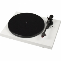 Pro-Ject Debut Carbon DC, pianovit skivspelare med 2M Red