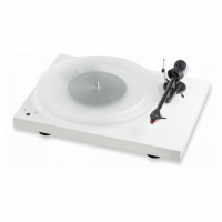 Pro-Ject Debut Carbon Record Master Hi-Res med Ortofon 2M Red, pianovit UTFRSLJNING