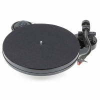 Pro-Ject RPM-1 Carbon vinylspelare med Ortofon 2M Red, pianosvart