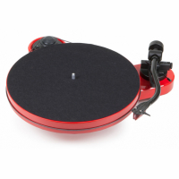 Pro-Ject RPM-1 Carbon vinylspelare med Ortofon 2M Red, pianoröd