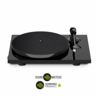 Pro-Ject E1 vinylspelare med Audio Technica AT3600L-pickup, pianosvart