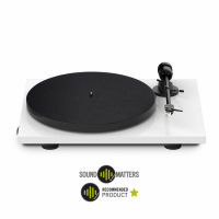 Pro-Ject E1 vinylspelare med Audio Technica AT3600L-pickup, pianovit