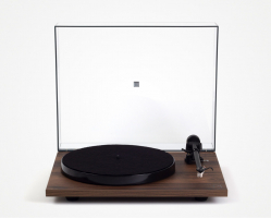Rega Planar 1 Carbon Plus vinylspelare med RIAA-steg, valnt