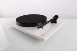 Rega Planar 1 med förmonterad Carbon MM-pickup, pianovit