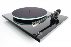 Rega Planar 2 vinylspelare med frmonterad Carbon MM-pickup, pianosvart