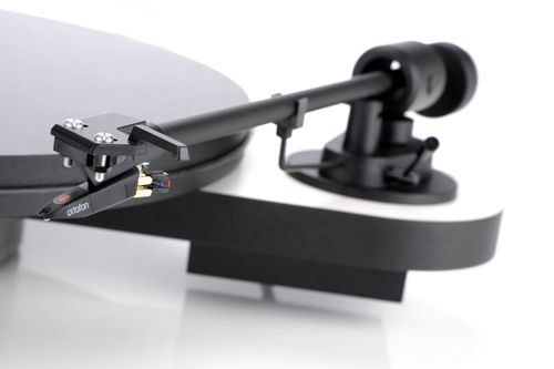 Pro-Ject Elemental vinylspelare med OM5e-pickup, vit/svart