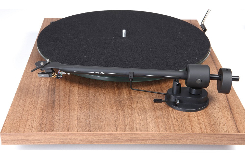 Pro-Ject T1 Phono SB vinylspelare med OM5e-pickup, valnöt