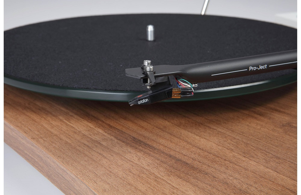 Pro-Ject T1 Phono SB vinylspelare med OM5e-pickup, valnöt