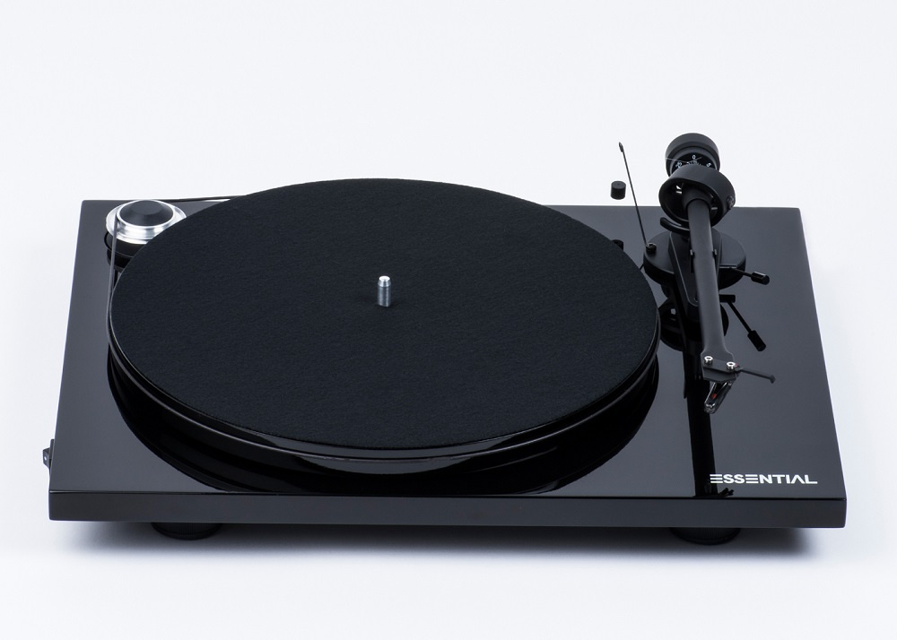 Pro-Ject Essential III skivspelare med OM10, pianosvart