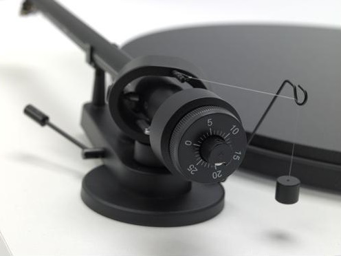 Pro-Ject Essential III skivspelare med OM10, pianovit UTFÖRSÄLJNING