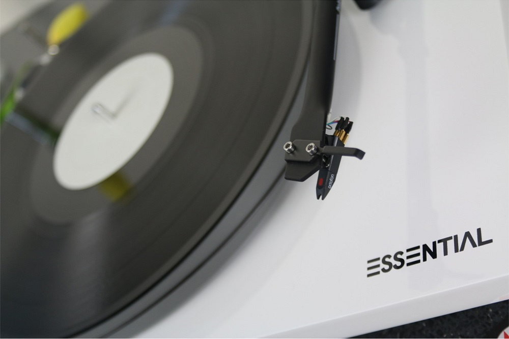 Pro-Ject Essential III skivspelare med OM10, pianovit UTFÖRSÄLJNING