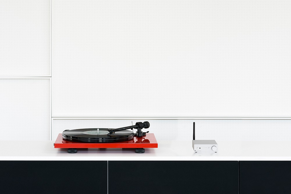 Pro-Ject Essential III BT skivspelare med OM10 & RIAA-steg, pianoröd