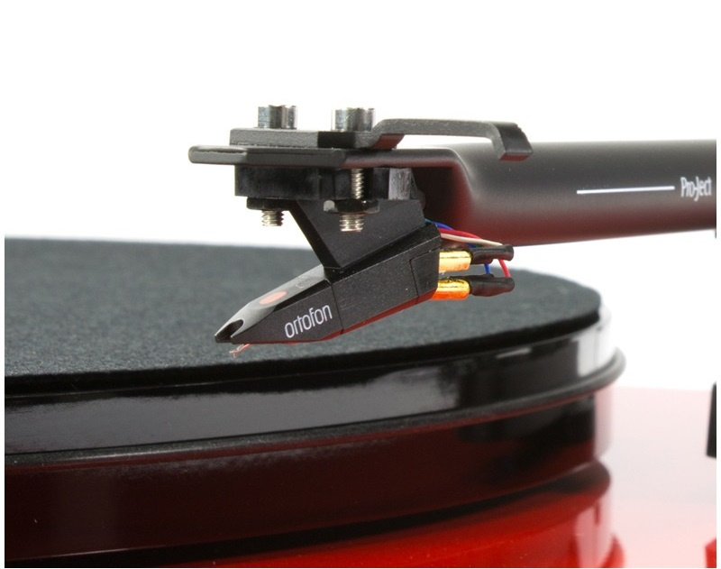 Pro-Ject Essential III BT skivspelare med OM10 & RIAA-steg, pianoröd