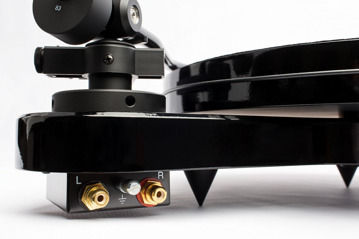 Pro-Ject RPM-1 Carbon vinylspelare med Ortofon 2M Red, pianosvart