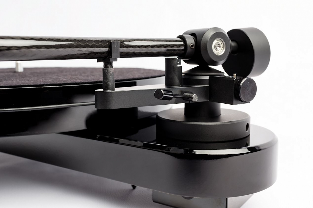 Pro-Ject RPM-1 Carbon vinylspelare med Ortofon 2M Red, pianosvart