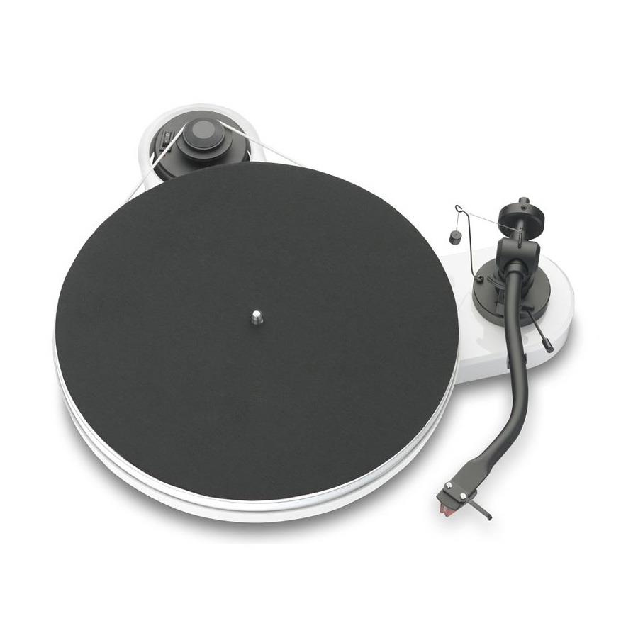 Pro-Ject RPM-1 Carbon vinylspelare med Ortofon 2M Red, pianovit