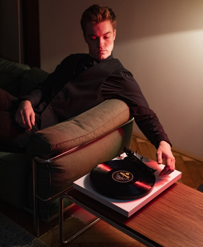 Pro-Ject Debut Carbon EVO vinylspelare med Ortofon 2M Red pickup, mattsvart