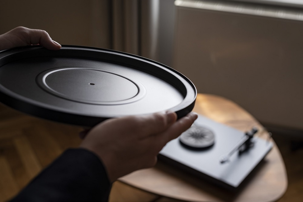 Pro-Ject Debut Carbon EVO vinylspelare med Ortofon 2M Red pickup, mattsvart