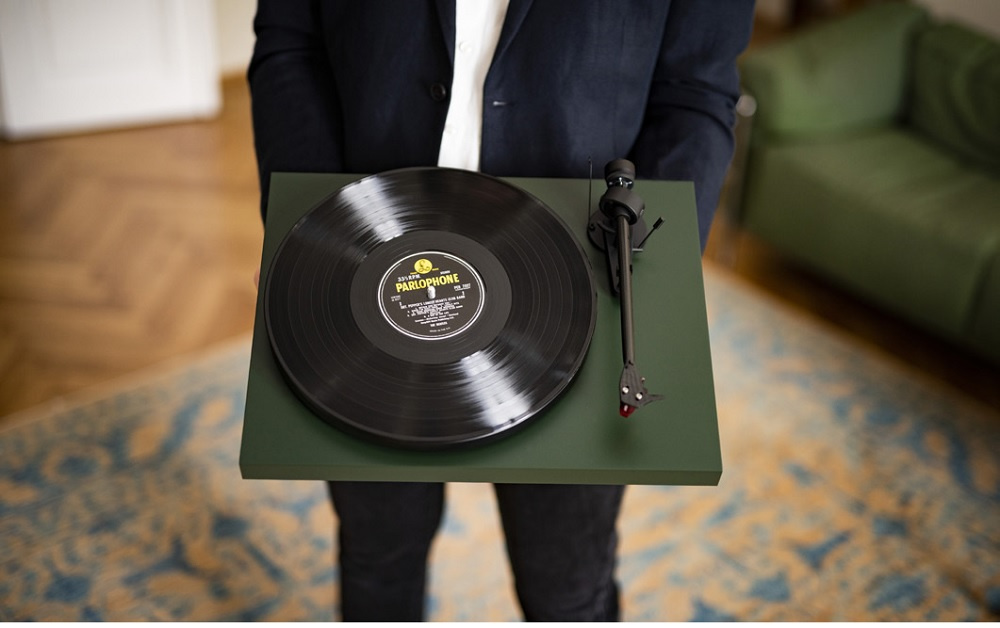 Pro-Ject Debut Carbon EVO vinylspelare med Ortofon 2M Red pickup, mattgrön