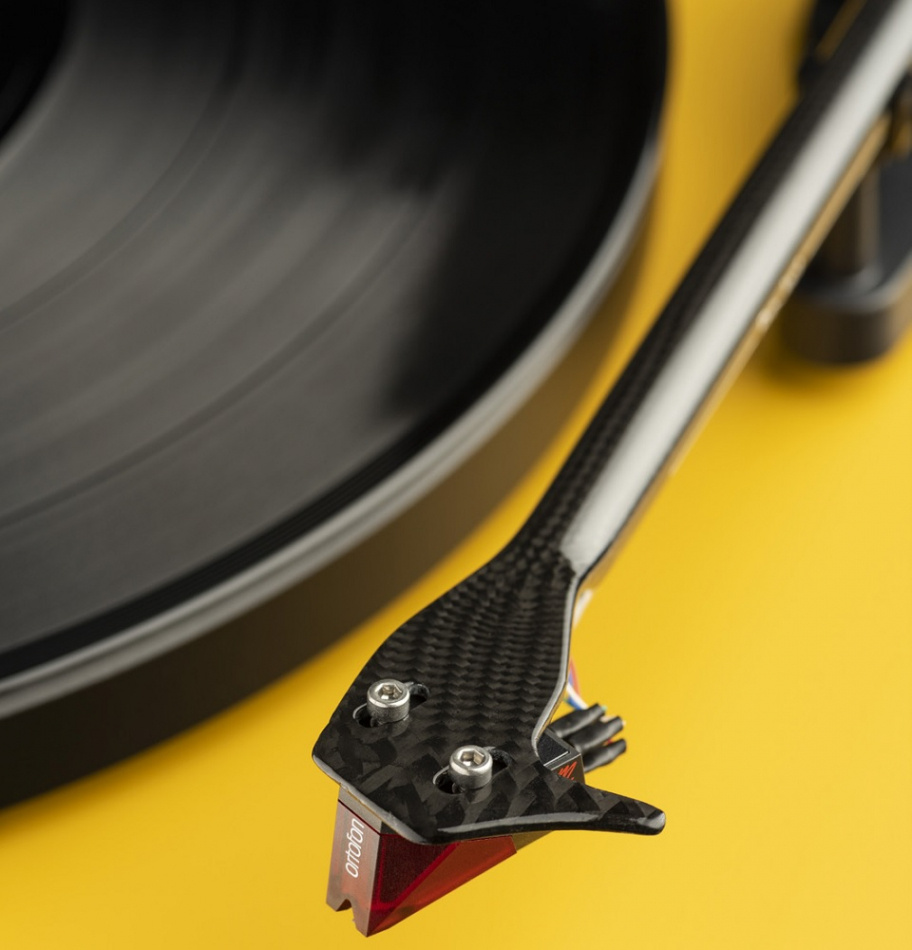 Pro-Ject Debut Carbon EVO vinylspelare med Ortofon 2M Red pickup, mattgrön