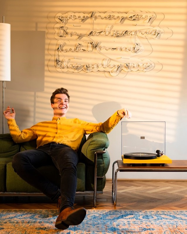 Pro-Ject Debut Carbon EVO vinylspelare med Ortofon 2M Red pickup, mattgrön