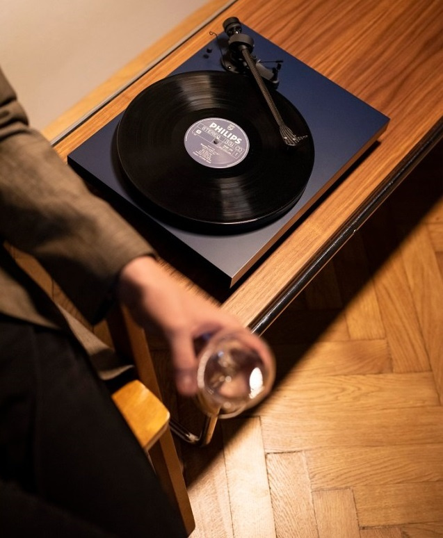 Pro-Ject Debut Carbon EVO vinylspelare med Ortofon 2M Red pickup, valnöt