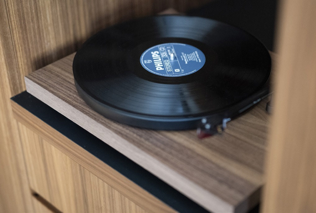 Pro-Ject Debut Carbon EVO vinylspelare med Ortofon 2M Red pickup, valnöt