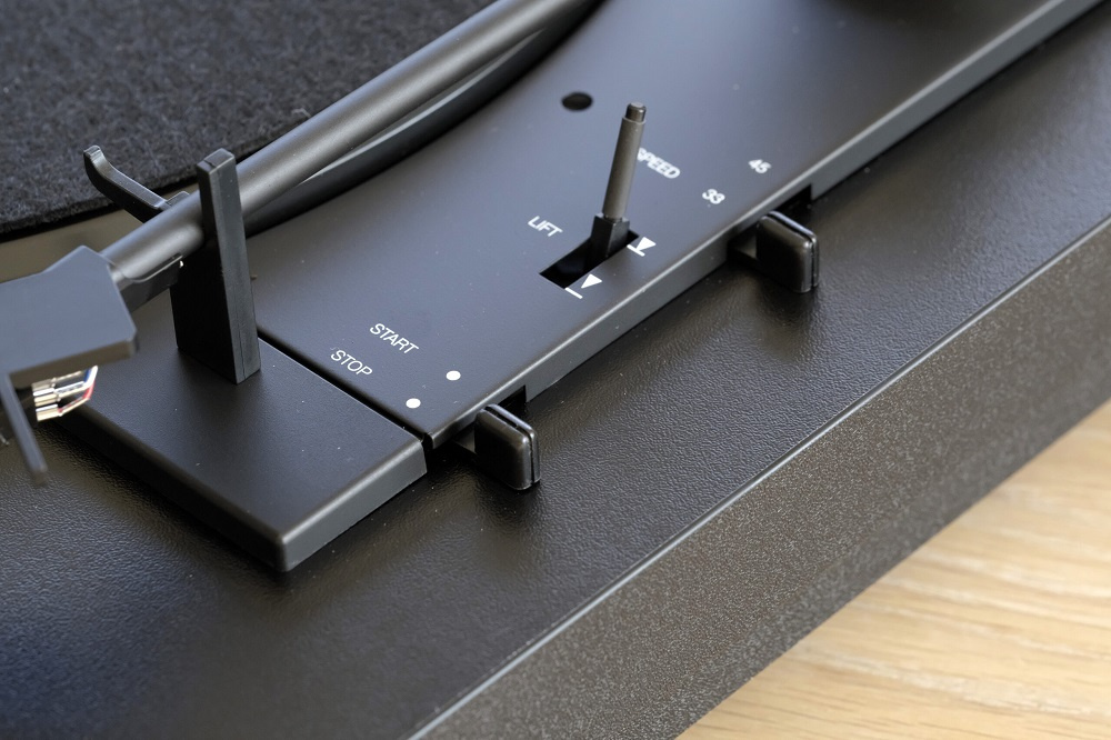 Pro-Ject A1 helautomatisk vinylspelare med Ortofon OM10, svart