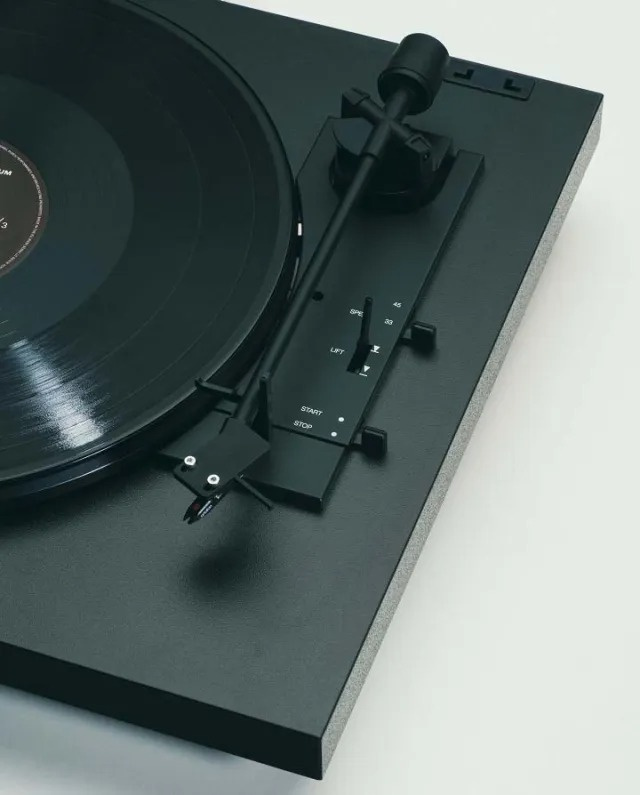 Pro-Ject A1 helautomatisk vinylspelare med Ortofon OM10, svart