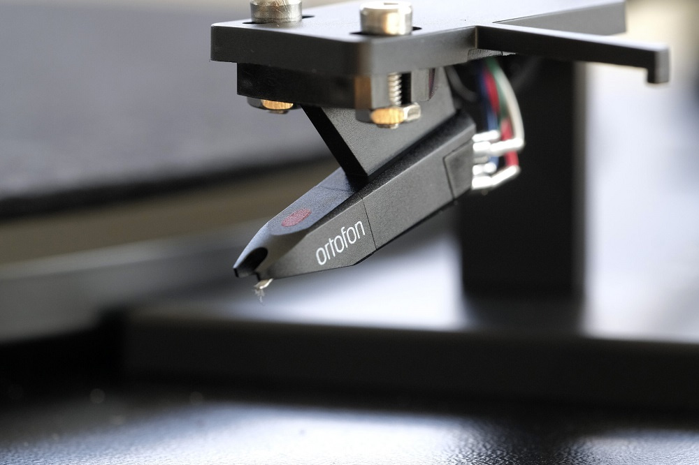 Pro-Ject A1 helautomatisk vinylspelare med Ortofon OM10, svart