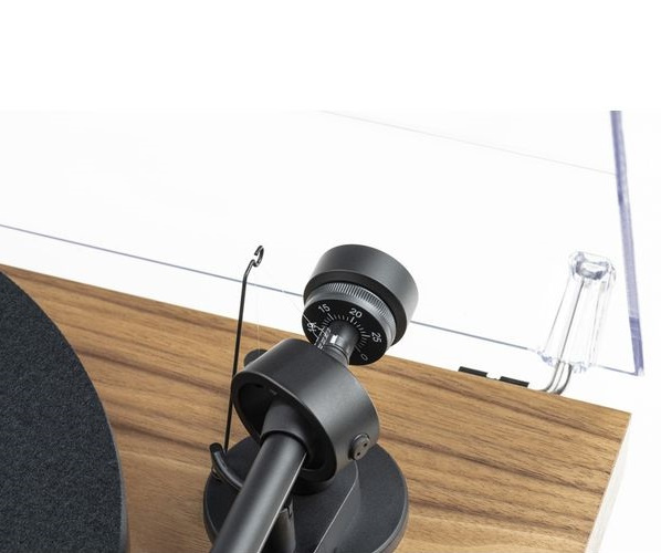 Pro-Ject Debut III vinylspelare med OM5e-pickup, valnöt