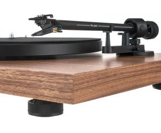 Pro-Ject Debut III vinylspelare med OM5e-pickup, valnöt