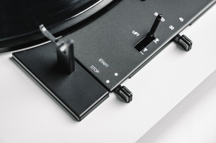 Pro-Ject A1 helautomatisk vinylspelare med Ortofon OM10, vit