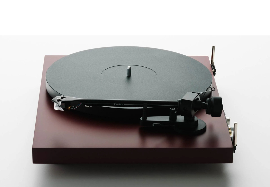 Pro-Ject Debut EVO 2 vinylspelare med Pick-It MM EVO-pickup, mattvinröd