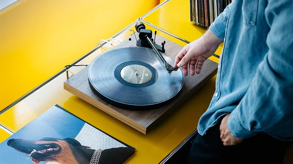 Pro-Ject Debut EVO 2 vinylspelare med Pick-It MM EVO-pickup, valnöt