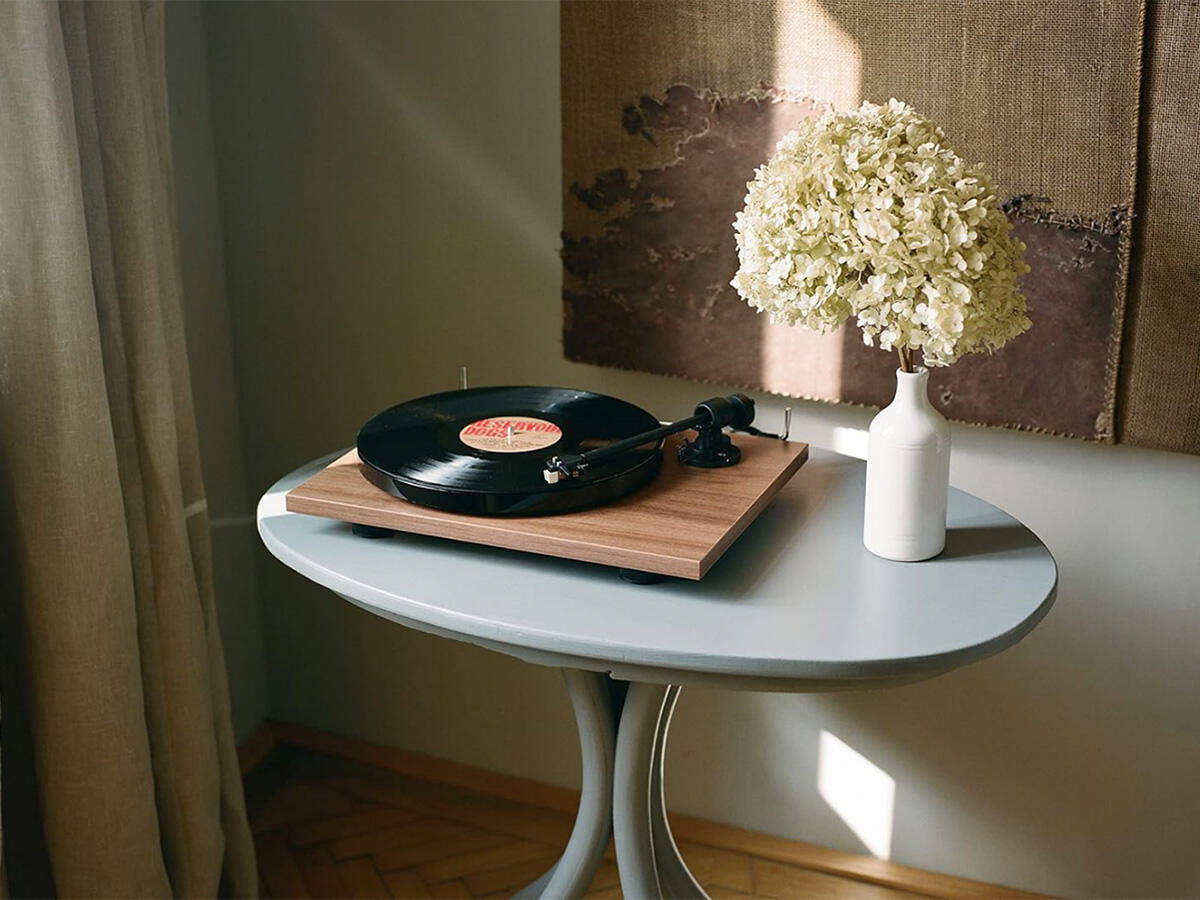 Pro-Ject E1 Phono vinylspelare med Audio Technica AT3600L-pickup, valnöt