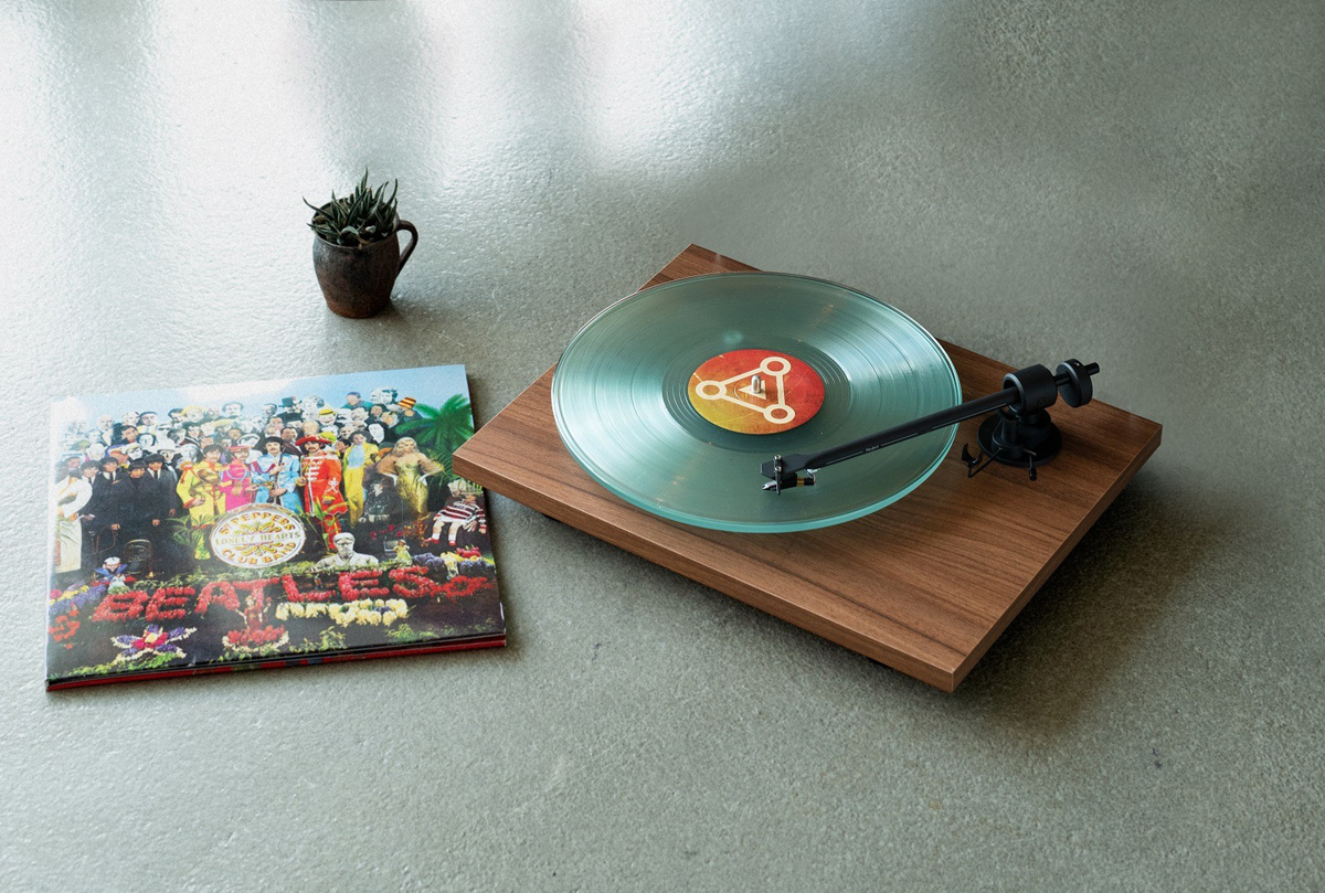 Pro-Ject T1 EVO vinylspelare med Ortofon OM10-pickup, valnöt