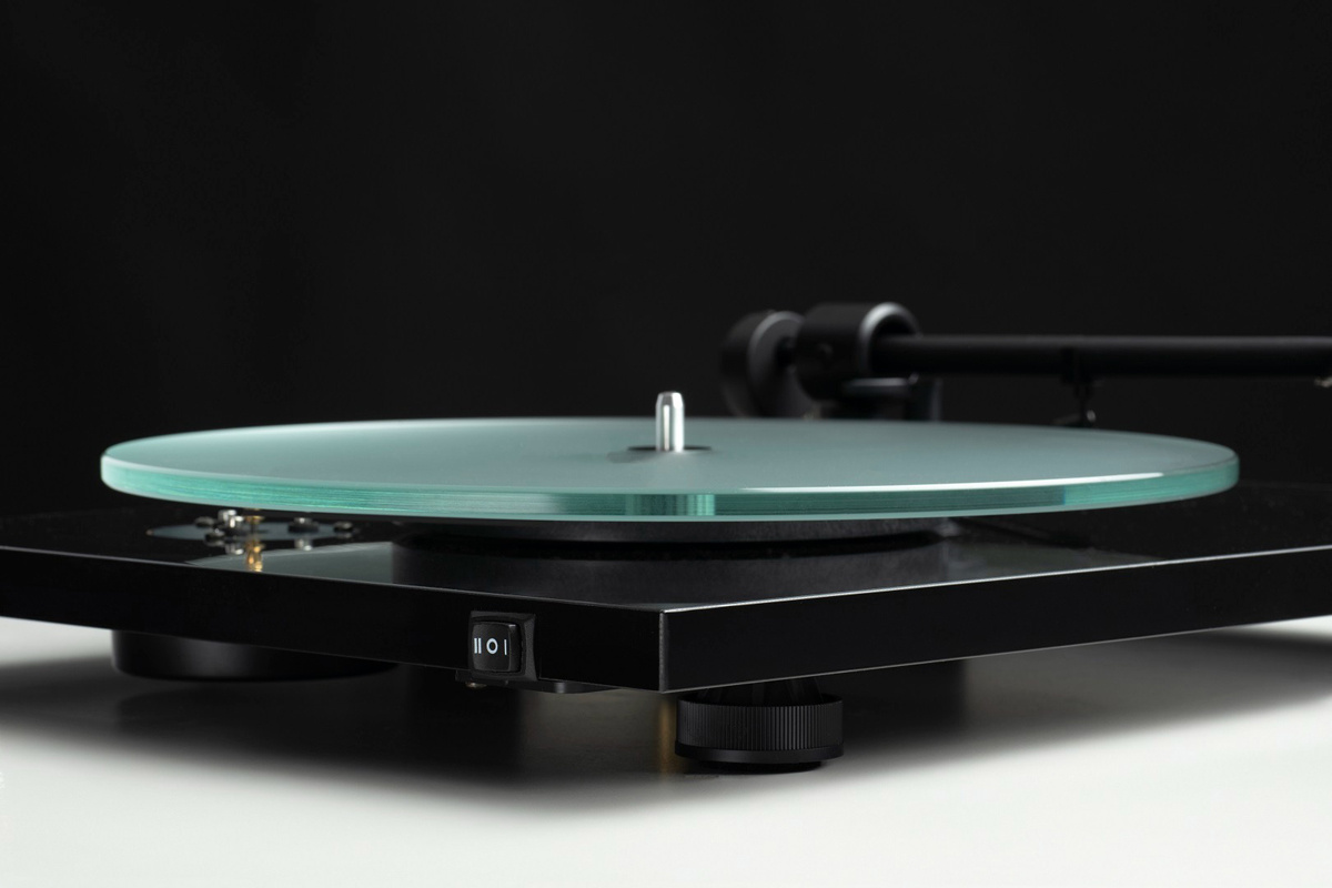 Pro-Ject T1 EVO Bluetooth vinylspelare med Ortofon OM10-pickup, pianosvart