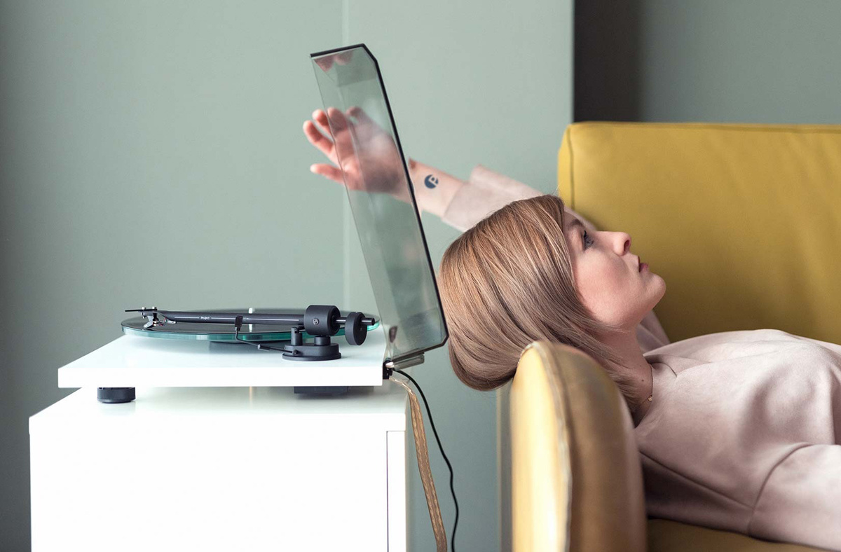 Pro-Ject T1 EVO Bluetooth vinylspelare med Ortofon OM10-pickup, mattvit