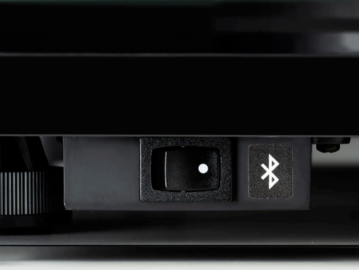 Pro-Ject T1 EVO Bluetooth vinylspelare med Ortofon OM10-pickup, mattvit