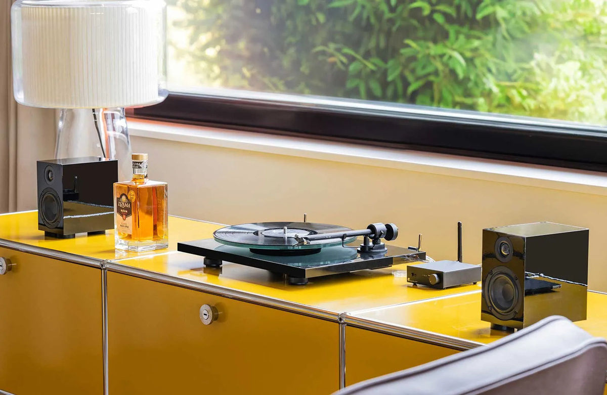 Pro-Ject T1 EVO Phono vinylspelare med Ortofon OM10-pickup, pianosvart