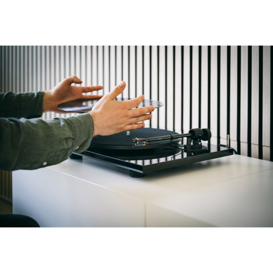 Pro-Ject E1.2 BT skivspelare med förmonterad Pick It MM E-pickup, pianosvart